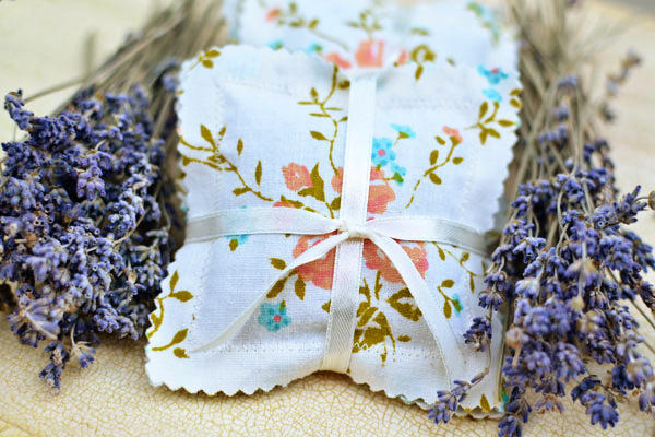 https://www.intimateweddings.com/wp-content/uploads/2011/06/lavender-dryer-bags-good.jpg