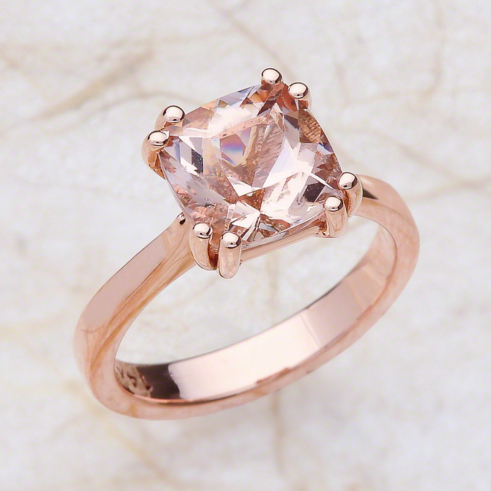 Золотое кольцо с прозрачным камнем